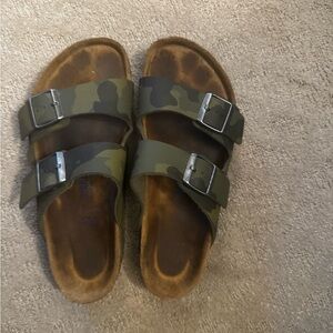 Birkenstock Arizona Size 41 green camo.